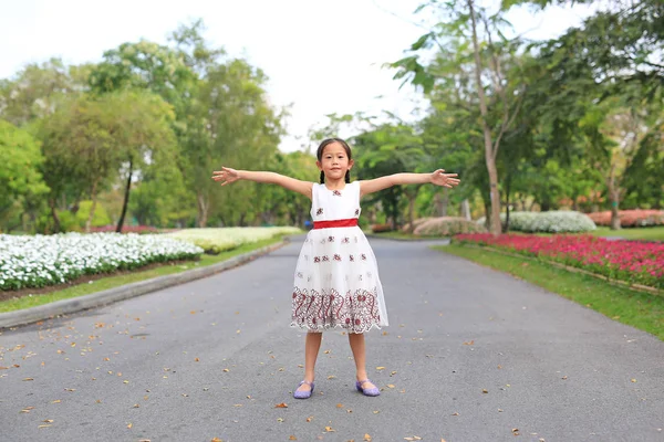 Bahçede Yolda Duran Asyalı Küçük Kız Elleri Açık Bahçesinde Çiçekler — Stok fotoğraf