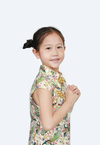 Mooi Aziatisch Klein Meisje Dragen Cheongsam Met Glimlachen Welkom Gebaar — Stockfoto