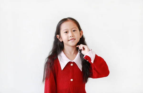 Uśmiechnięta Azjatycka Dziewczynka Ubierająca Się Dotykając Włosów Patrząc Kamerę Odizolowaną — Zdjęcie stockowe