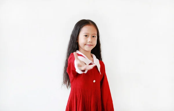 穿着红色连衣裙 面带微笑 满面春风的漂亮小女孩的画像 在白色的背景上欢迎你 — 图库照片