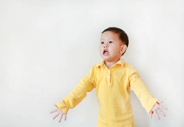 Portret Małego Azjatyckiego Chłopca Wyrażenie Otworzyć Szerokie Ręce Patrząc Górę — Zdjęcie stockowe