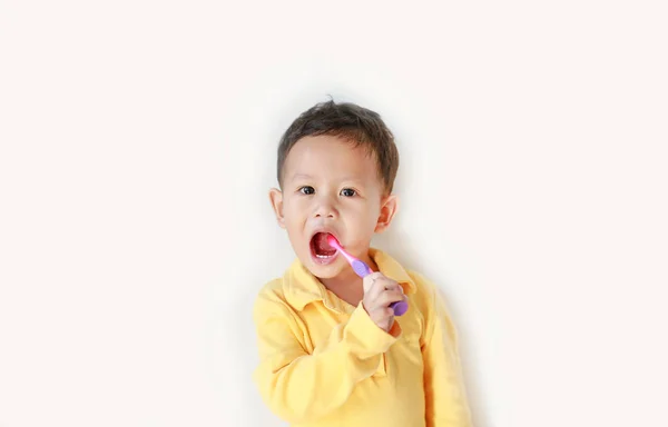 Adorável Menino Asiático Escovando Dentes Sobre Fundo Branco — Fotografia de Stock