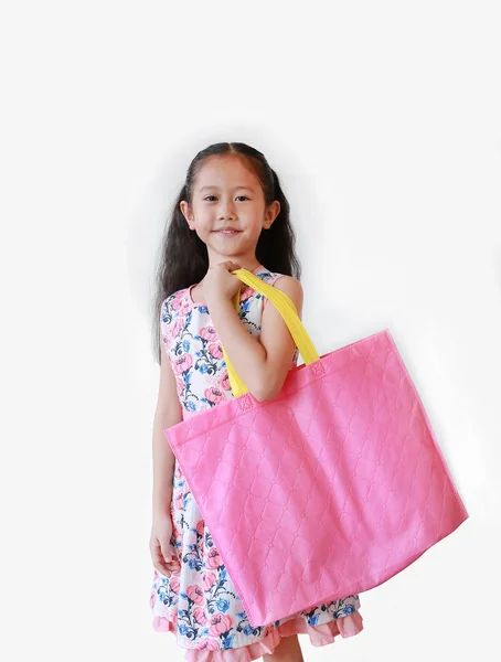 Petite Fille Asiatique Portant Sac Recyclage Rose Isolé Sur Fond — Photo