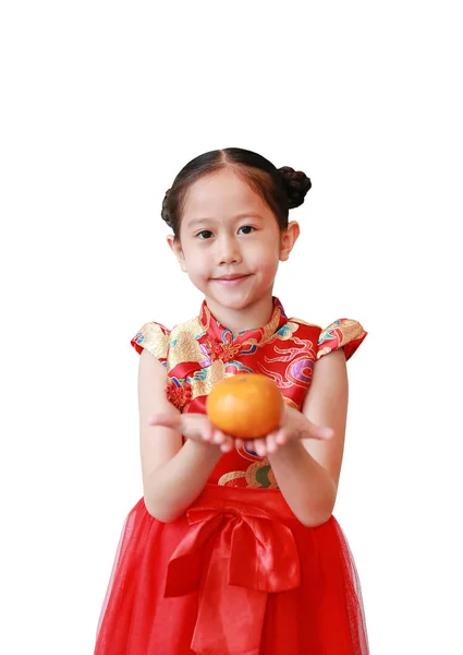Cute Azjatki Dziewczynka Tradycyjnym Czerwonym Cheongsam Gospodarstwa Pomarańczowy Owoc Rękach — Zdjęcie stockowe
