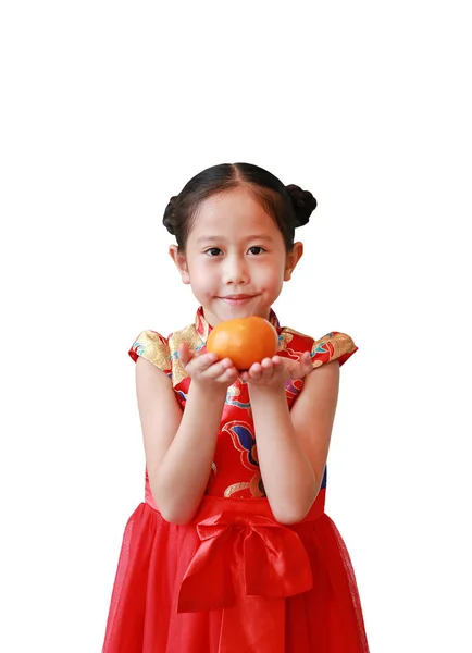 Azjatycka Dziewczynka Tradycyjnym Czerwonym Cheongsam Trzymając Pomarańczowy Owoc Rękach Odizolowanych — Zdjęcie stockowe