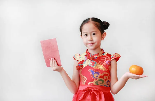 Gyönyörű Ázsiai Kislány Hagyományos Piros Cheongsam Visel Piros Borítékkal Narancssárga — Stock Fotó