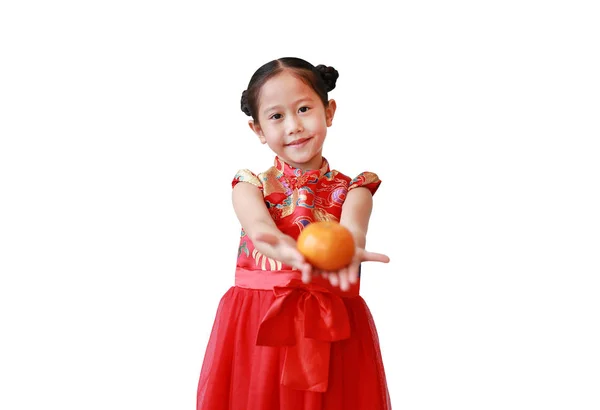 Cute Azjatki Dziewczynka Tradycyjnym Czerwonym Cheongsam Dając Pomarańczowy Owoc Rękach — Zdjęcie stockowe