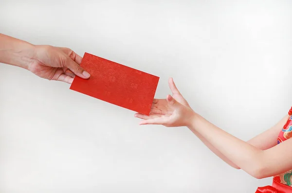 Perto Pessoas Mão Dando Envelope Vermelho Para Crianças Sobre Fundo — Fotografia de Stock