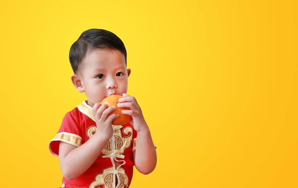 Bedårande Asiatisk Liten Pojke Traditionell Röd Cheongsam Håller Apelsin Frukt — Stockfoto