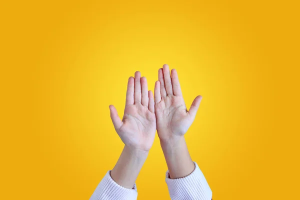 Close Kind Handen Gebaar Open Palm Geïsoleerd Gele Achtergrond — Stockfoto
