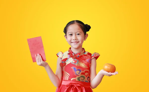 Милая Азиатская Маленькая Девочка Традиционном Красном Чонгсам Держит Красный Конверт Лицензионные Стоковые Фото