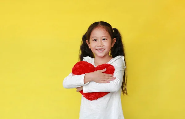 Retrato Menina Asiática Feliz Abraçando Coração Vermelho Fofo Com Olhar — Fotografia de Stock
