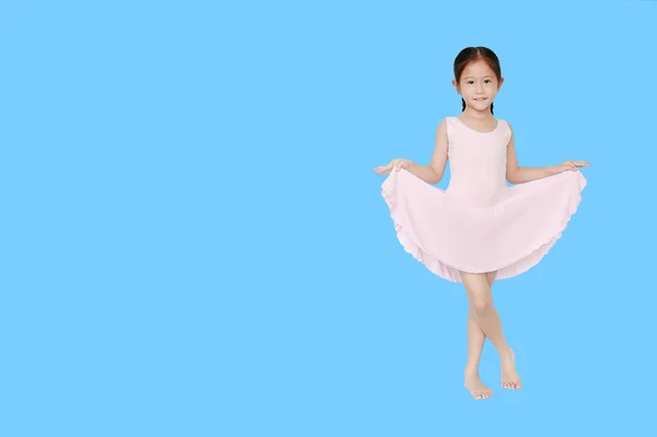 Hermosa Niña Asiática Falda Tutú Rosa Bailando Sobre Fondo Azul — Foto de Stock