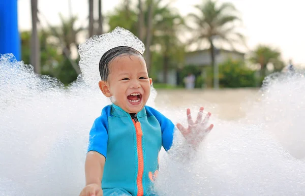 Retratos Del Pequeño Feliz Bebé Asiático Sonriendo Divirtiéndose Foam Party —  Fotos de Stock