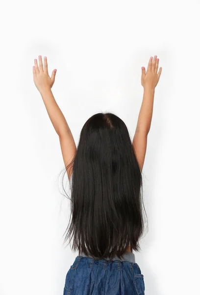 Pequena Menina Asiática Levantando Mãos Para Cima Isolado Sobre Fundo — Fotografia de Stock