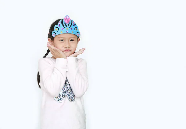 Retrato Sorrindo Pouco Ásia Criança Menina Com Vestindo Coroa Brinquedos — Fotografia de Stock