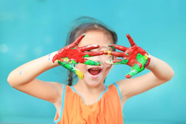 Glückliches Kleines Mädchen Mit Ihren Bunten Händen Bemalt Fokus Auf — Stockfoto