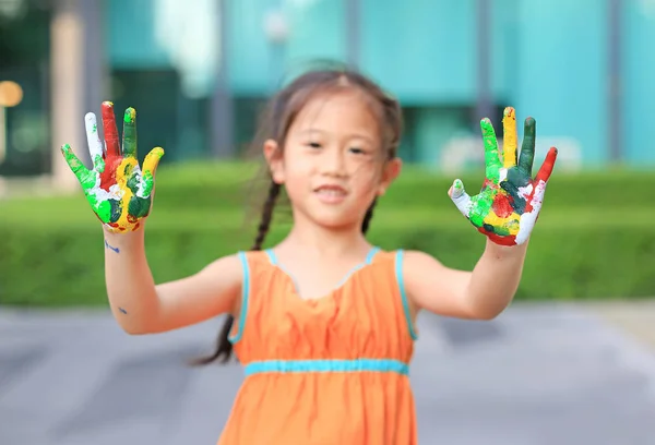 Lächelndes Kleines Fröhliches Mädchen Das Seine Bunten Hände Bemalt Zeigt — Stockfoto
