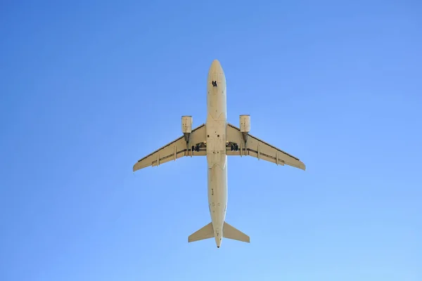 Avión Volando Sobre Fondo Azul Del Cielo Vista Inferior — Foto de Stock