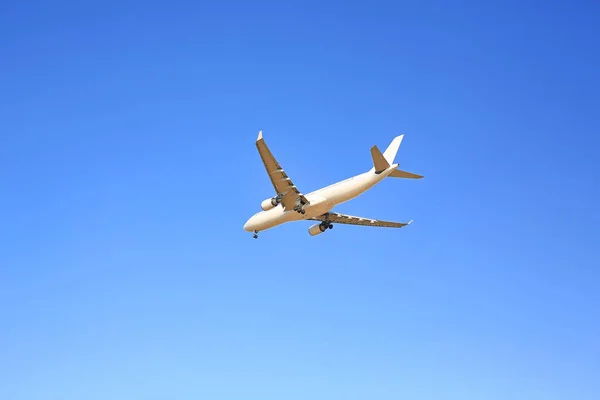 Avião Comercial Jato Fundo Céu Azul Visto Baixo — Fotografia de Stock