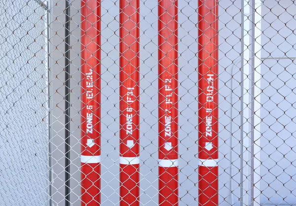 Czerwona Rura Systemów Przeciwpożarowych Strefie Przemysłowej Żelaznej Siatce Ogrodzenia Stacja — Zdjęcie stockowe