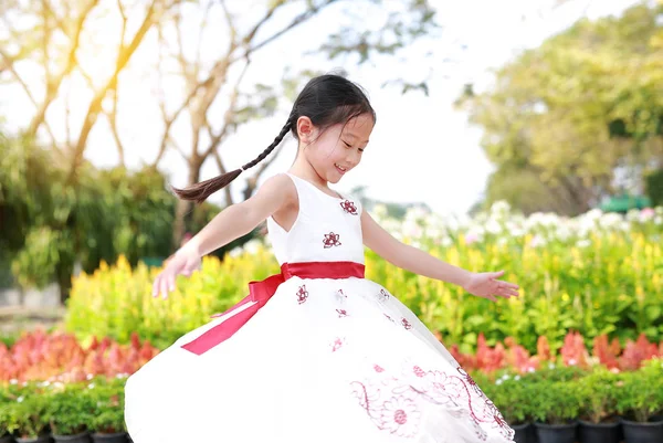 Fröhliches Asiatisches Kleines Mädchen Das Frischen Blumengarten Tanzt Und Spaß — Stockfoto