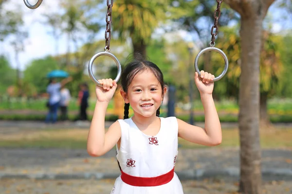 Портрет Азиатской Девочки Играющей Гимнастическом Ринге Детской Площадке Открытым Небом — стоковое фото