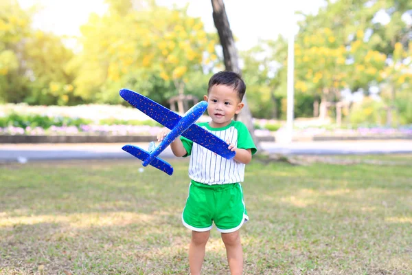Adorável Menino Pouco Idade Cerca Anos Idade Jogando Avião Brinquedo — Fotografia de Stock