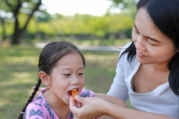 Close Aziatische Moeder Voedt Aantal Oranje Fruit Voor Haar Dochter — Stockfoto