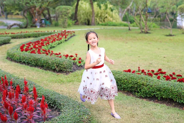 Glücklich Asiatische Kleines Mädchen Weißen Kleid Läuft Und Spaß Blumengarten — Stockfoto