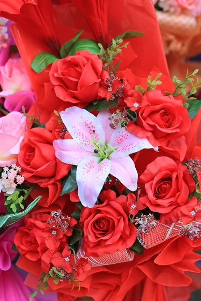 Schöner Strauß Rote Rose Und Rosa Lilienblüte — Stockfoto