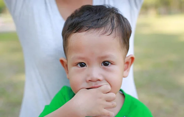 Närbild Asiatisk Pojke Suger Finger Munnen — Stockfoto