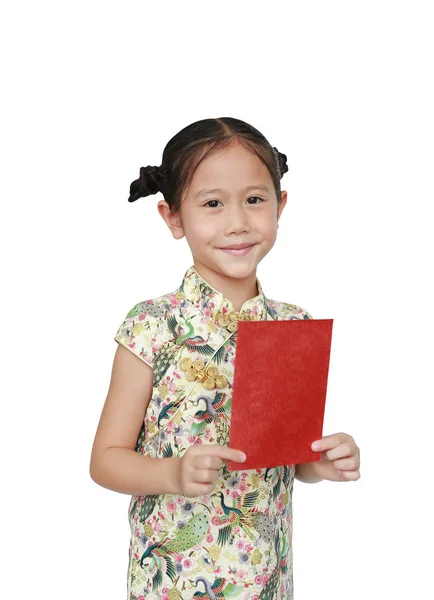 幸せな小さなアジアの女の子の肖像は Chongsam笑顔を着て 赤い封筒を保持します 中国の旧正月 — ストック写真