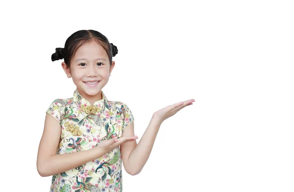 快乐的亚洲小女孩 身穿旗袍 脸上挂着微笑和问候的表情 在白色的背景下与你的文字相映成趣地庆祝中国新年 — 图库照片
