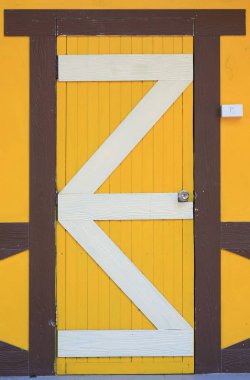 Kırsal bölgedeki pansiyonun sarı ahşap kapısını kapat..