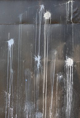 Paintball kulübündeki Grunge duvarı toplarla boyanmış..