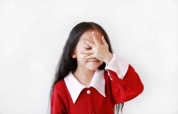 Retrato Sorridente Pequena Menina Asiática Escarlate Vestido Vermelho Cobrindo Olhos — Fotografia de Stock