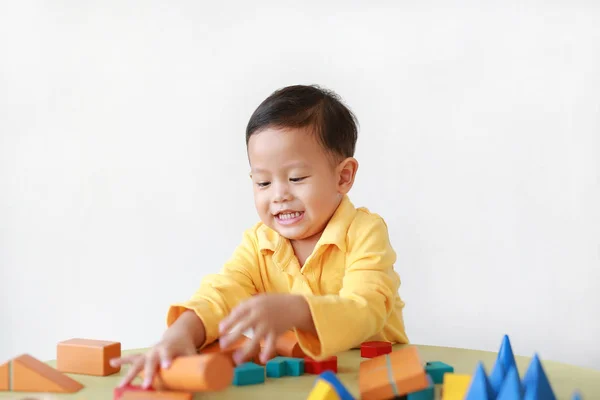 Juguetón Asiático Pequeño Bebé Jugando Juguete Bloque Madera Colorido Mesa — Foto de Stock