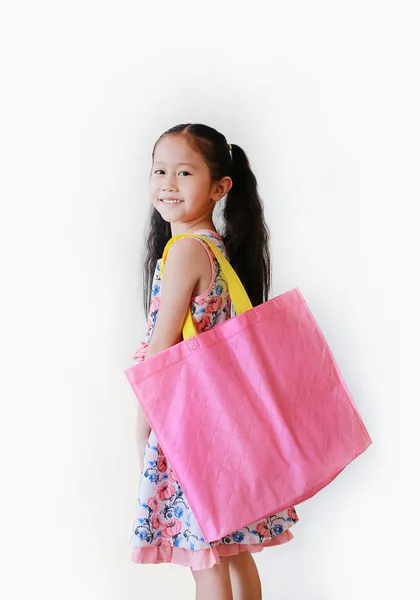 Kleines Mädchen Das Eine Rosa Recyclingtasche Auf Weißem Hintergrund Trägt — Stockfoto
