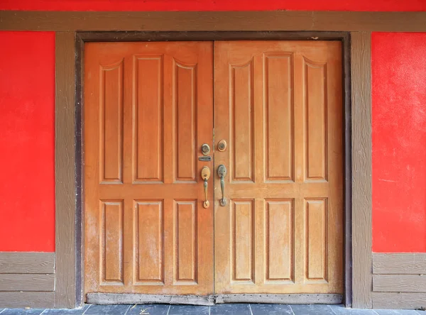 Porta Madeira Fechada Parede Vermelha — Fotografia de Stock