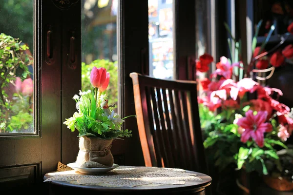 Fiori Artificiali Vaso Sacco Marrone Sul Tavolo Vecchio Caffè Ristorante — Foto Stock