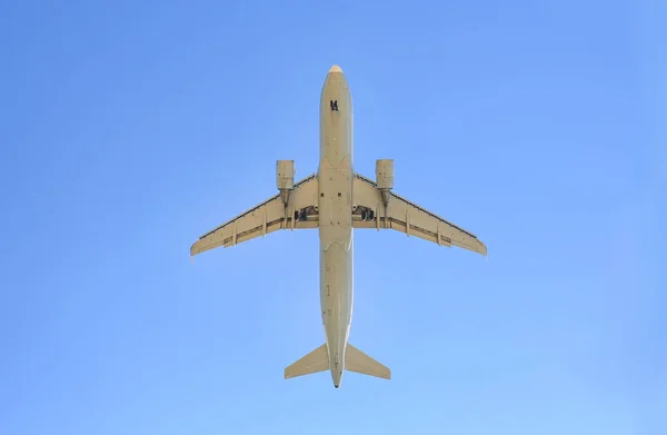 Avião Voando Sob Céu Azul Visto Baixo — Fotografia de Stock