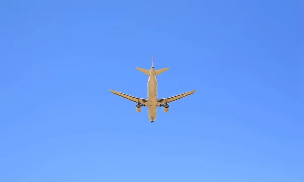 Avião Comercial Jato Fundo Céu Azul Visto Por Trás Por — Fotografia de Stock