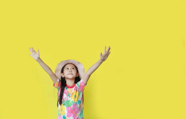 Azjatyckie Małe Dziecko Dziewczyna Otwarte Ramiona Szeroko Patrząc Górę Żółtym — Zdjęcie stockowe
