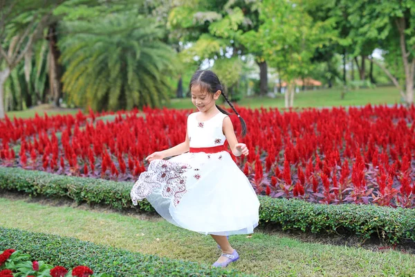 Menina Dança Jardim Flores Asiático Criança Divertindo Jogar Parque Livre — Fotografia de Stock