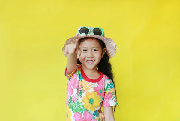 Gelukkig Aziatisch Meisje Wijst Naar Camera Geïsoleerd Gele Achtergrond Kind — Stockfoto