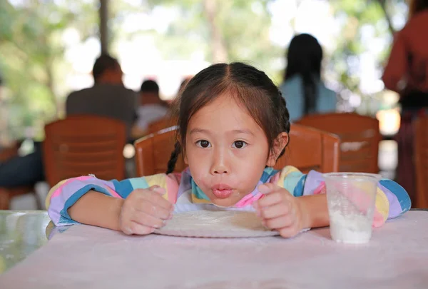 Zbliżenie Zabawy Azjatycką Dziewczynką Ugniatającą Domowe Ciasto Stole Proces Przygotowywania — Zdjęcie stockowe
