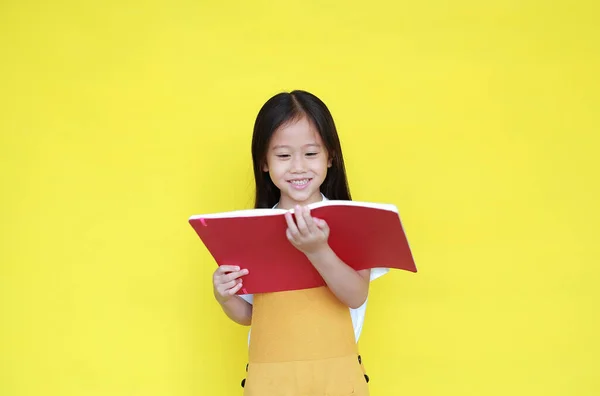 Aziatisch Meisje Lezen Boek Geïsoleerd Gele Achtergrond Portret Van Een — Stockfoto