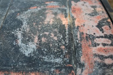 Eski siyah bir arabanın kaputunu boyamak. Merkezde seçili odak.