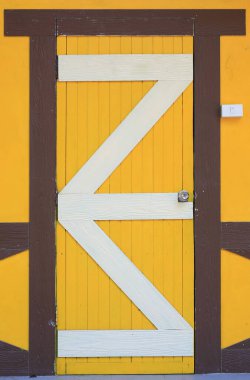 Kırsal bölgedeki pansiyonun sarı ahşap kapısını kapat..